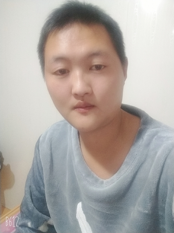 烟圈里透着伤的第一张照片--衡阳相亲服务中心