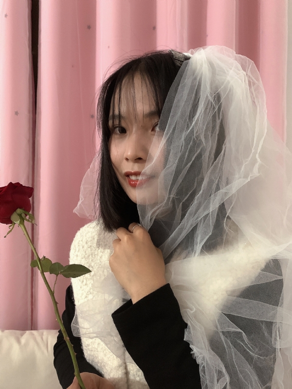 持紫菜包饭的女孩的第一张照片--衡阳相亲服务中心