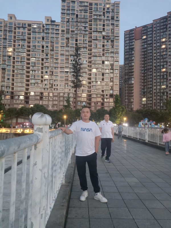 寂寞的男人的第一张照片--衡阳相亲服务中心